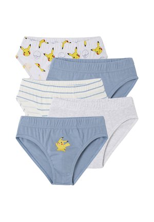 Fünf Paare Kinderunterwäsche: eines mit Pikachu-Motiv, zwei in Blau, eines in Grau und eines mit hellblauen Streifen. Aus weichem Baumwollmaterial.