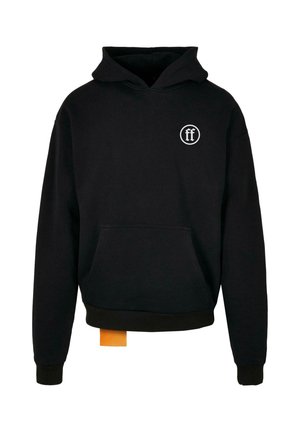 Zwarte hoodie met voorzak, klein wit rond logo op de linkerbovenkant van de borst en een klein oranje label dat aan de onderzoom hangt.