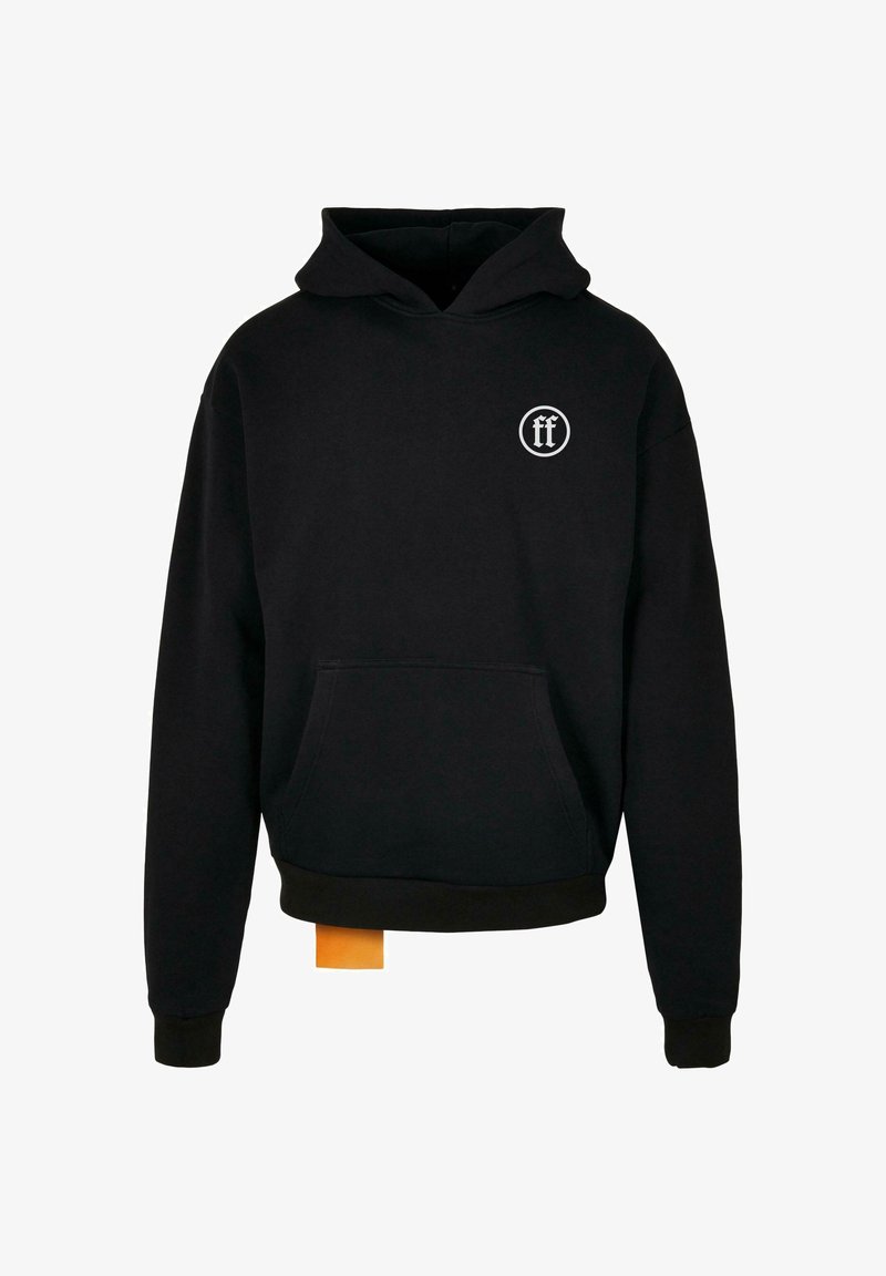 Sweat à capuche noir avec poche avant, petit logo circulaire blanc sur le côté gauche de la poitrine, et une petite étiquette orange suspendue à l'ourlet inférieur.