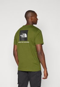 The North Face M SS BOX NSE TEE - Print T-shirt - woodland green/black