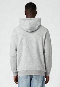 Grijze hoodie met een trekkoordcapuchon, gemaakt van zachte stof. Heeft ribgebreide boorden en onderkant, met een ontspannen pasvorm en geen zichtbare patronen.