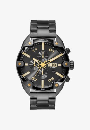 Zwart Diesel-horloge met gouden accenten, drie subwijzerplaten, datumweergave op 4 uur en metalen schakelsarmband.