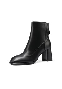 Stivali ankle in pelle nera con finitura liscia, tacco squadrato strutturato, punta affusolata e pannelli elastici laterali per un facile indossamento.