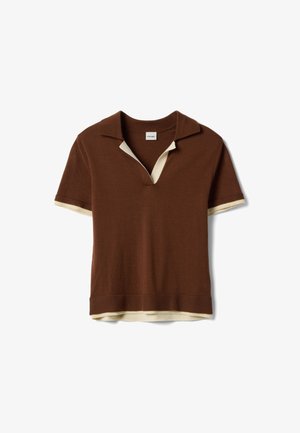 Brauner kurzärmeliger Polo-Pullover mit tiefem V-Ausschnitt, verziert mit cremefarbenen Akzenten am Kragen und Saum. Hergestellt aus weichem Strickstoff.