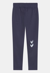 Marina träningsbyxor med en elastisk midja, smalnande ben och ett reflekterande chevronmönster tryckt på nedre vänstra ben.