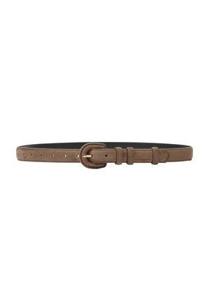 Ceinture en daim marron avec boucle arrondie, plusieurs trous de réglage et deux passants sur fond blanc.