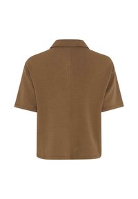 Braunes Polohemd mit kurzen Ärmeln und flachem Kragen, Rückansicht auf weißem Hintergrund.