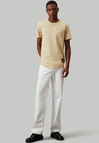 Calvin Klein Jeans BADGE TURN UP SLEEVE - Camiseta básica - pale khaki