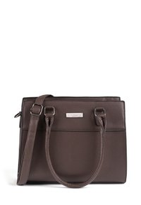 Borsa a mano in pelle marrone con texture, dotata di doppi manici superiori, una tracolla removibile e un accento in metallo con logo. Forma rettangolare strutturata.