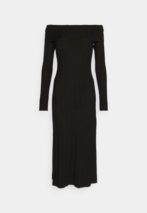 Sort ribbet off-shoulder kjole med lange ærmer, tætsiddende silhuet og ankel-længde kant, fremstillet af struktureret stof.