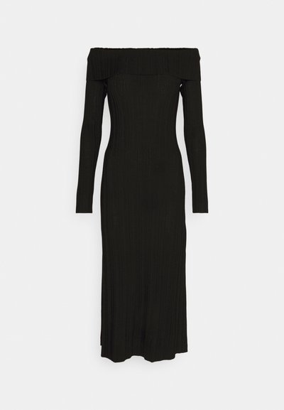 Rochie neagră cu dungi, off-the-shoulder, cu mâneci lungi, siluetă strâmtă și lungime până la glezne, fabricată dintr-un material texturat.