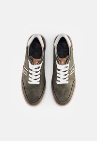 Mustang Trainers - oliv
