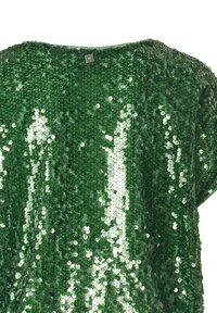 Top verde con paillettes caratterizzato da una vestibilità ampia, scollatura rotonda e una texture luccicante con paillettes circolari sovrapposte che riflettono la luce.