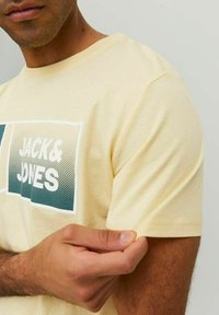Jack & Jones JCOLOGAN CREW NECK - T-shirt imprimé - pale banana
