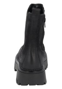 Botines de cuero negro hasta el tobillo con suela de goma gruesa, superficie texturada, cremallera lateral y detalle de costura a lo largo de la parte superior.