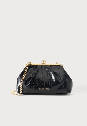 Sort Valentino-clutch med krokodillestruktur, guldfarvet metalramme, kæderem, kliklås og gyldent Valentino-logo foran.