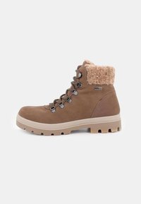 Stivali da trekking marroni con colletto in pelliccia sintetica, componenti metallici per i lacci e una suola in gomma beige con un motivo di battistrada testurizzato.