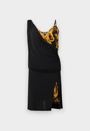 Schwarzes asymmetrisches Kleid mit goldenem Barockmuster-Unterstoff, einem einzelnen Schulterriemen und einem vorderen Schlitz, der den darunter liegenden gemusterten Stoff zeigt.