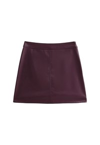 Mini-jupe en similicuir bordeaux avec une texture lisse, une coupe ajustée et un détail de couture centrale. Elle possède une ceinture haute.