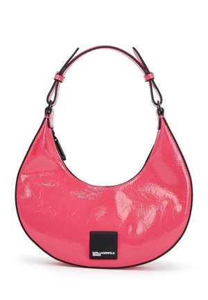 Kleine glanzende roze handtas in halve maan vorm met verstelbare riem en zwarte rechthoekige logopatch met de tekst "KARL LAGERFELD JEANS".