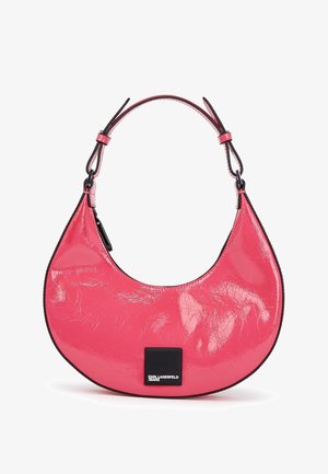 Petit sac à main rose brillant en forme de croissant avec une bandoulière réglable et un patch logo rectangulaire noir portant l'inscription "KARL LAGERFELD JEANS".
