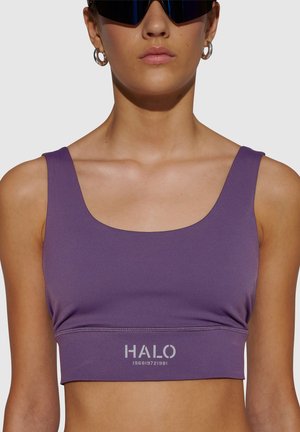 Lilla crop top sports-bra med firkantet udsnit og brede stropper. Har et sølvfarvet "HALO" logo nær kanten. Glat, strækbart stof.
