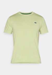 Ανοιχτό πράσινο κοντομάνικο T-shirt από απαλό βαμβάκι, με στρογγυλή λαιμόκοψη και ένα μικρό κεντητό λογότυπο στο αριστερό στήθος.