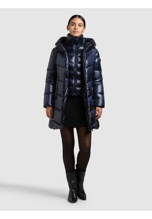 Pufferjakke i marineblå med hætte, blank finish og quiltet design. Bær den over en matchende cropped jakke og ribstrikket nederdel.