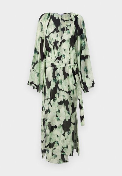 Μακρύ φόρεμα σε πράσινο και μαύρο μοτίβο από ελαφρύ ύφασμα, με V-λαιμόκοψη, φαρδιά μανίκια και ζώνη στη μέση που δένει για προσαρμοσμένη εφαρμογή.