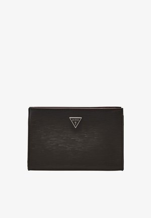 Portefeuille rectangulaire noir texturé avec un logo triangulaire argenté Guess centré sur le devant.