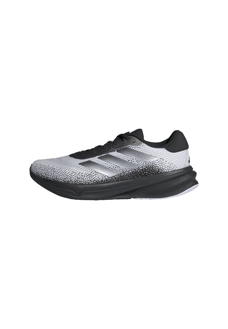 Schwarz-weißer Laufschuh mit einem strukturierten Mesh-Obermaterial, kontrastierender Sohle und drei seitlichen Streifen. Leichtgewichtig mit einem runden Zehendesign.