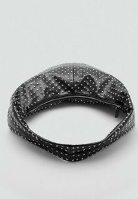 Borsa in pelle nera con una forma arrotondata, decorata con borchie argentate. Presenta una chiusura con cerniera e una texture liscia.