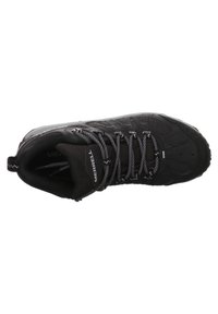 Chaussure de randonnée Merrell noire avec lacets à motifs, logo visible sur la languette et col rembourré vue de dessus.