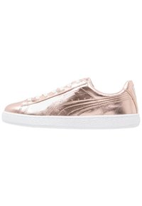 Metallisk roséguld sneakers med en slät läderöverdel, vit gummisula och runda snören. Innehåller präglad logotyp och subtila sömmar.
