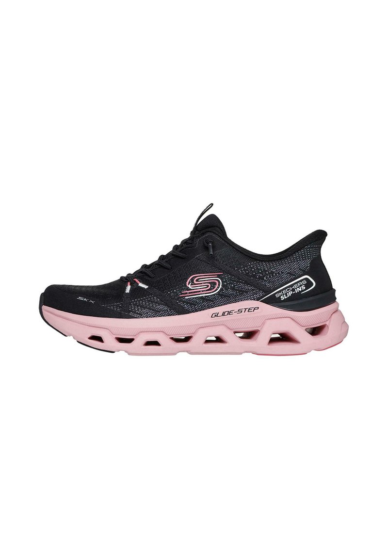 Schwarzer Sportschuh mit einem oberen Teil aus Mesh und einer gepolsterten Sohle in Pink, ausgestattet mit einem Logoakzent und einem schlanken Design für Komfort und Unterstützung.