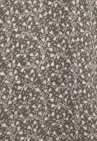 Tissu vert présentant un motif floral de fleurs roses et de feuilles dans un design répétitif, avec une surface texturée.