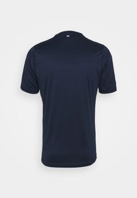 Marineblå kortærmet t-shirt, lavet af glat stof, med en rund halsudskæring og et lille logodetalje på bagsiden lige under kraven.