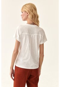 TATUUM SLIBI - Paprasti marškinėliai - off white