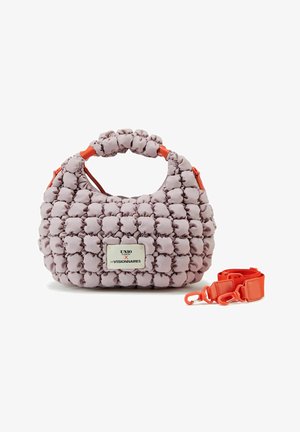 Sac à main texturé lavande avec un design froncé, accents orange, une poignée supérieure et une bandoulière amovible. Doté d'une plaque logo en argent.