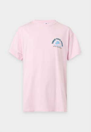 Ροζ ανοιχτό κοντομάνικο t-shirt της Nike με μπλε κείμενο και λογότυπο στο πάνω αριστερό μέρος του στήθους που γράφει "Treat Your Sole."
