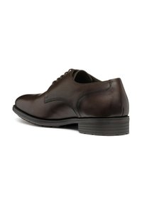 Scarpe da uomo in pelle marrone con superficie liscia, chiusura con lacci e punta leggermente arrotondata. Presentano un tacco basso impilato e una suola in gomma.