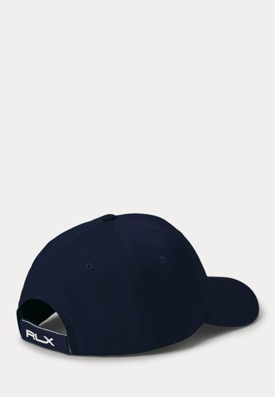 Tumesinine pesapalli nokamüts, mille taga on valge "RLX" logo ja reguleeritav rihm, valgel taustal eksponeeritud.