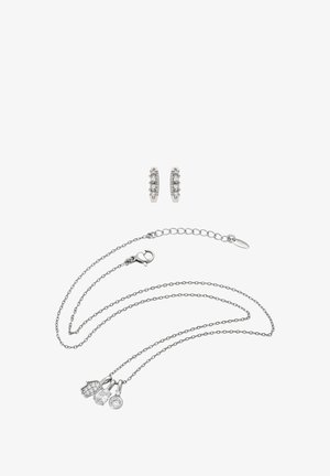 Lanț de argint cu trei pandantive: o piatră rotundă, un talisman circular și o cheie decorativă. Include cercei de argint cu cercuri asortate.