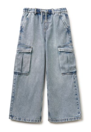 Jasnoniebieskie spodnie cargo z denimu z elastycznym paskiem, sznurkiem do ściągania, bocznymi kieszeniami oraz klapami na szerokich nogawkach.