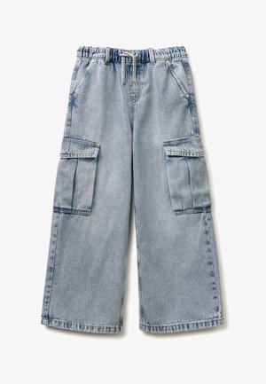 Lichtblauwe denim cargobroek met elastische tailleband, trekkoord, zijzakken en klepzakken op brede pijpen.