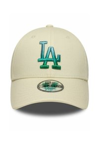 Cappello beige con visiera curvata, dotato di un logo "LA" in rilievo di colore verde sul davanti. Vestibilità regolabile con un'etichetta circolare attaccata.