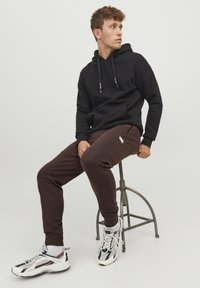 Jack & Jones JPSTWILL AIR PANTS - Jogginghose - seal brown