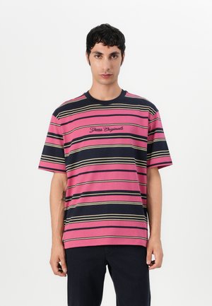 Short-sleeve pink and navy striped T-shirt with "Guess Originals" embroidered at the chest. Cotton fabric, relaxed fit, crew neckline.