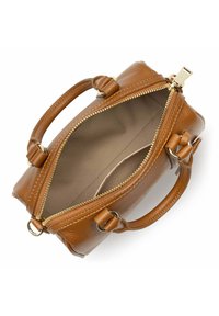 Borsa in pelle marrone con superficie texturizzata, doppi manici e zip dorata. L'interno presenta un rivestimento beige liscio.