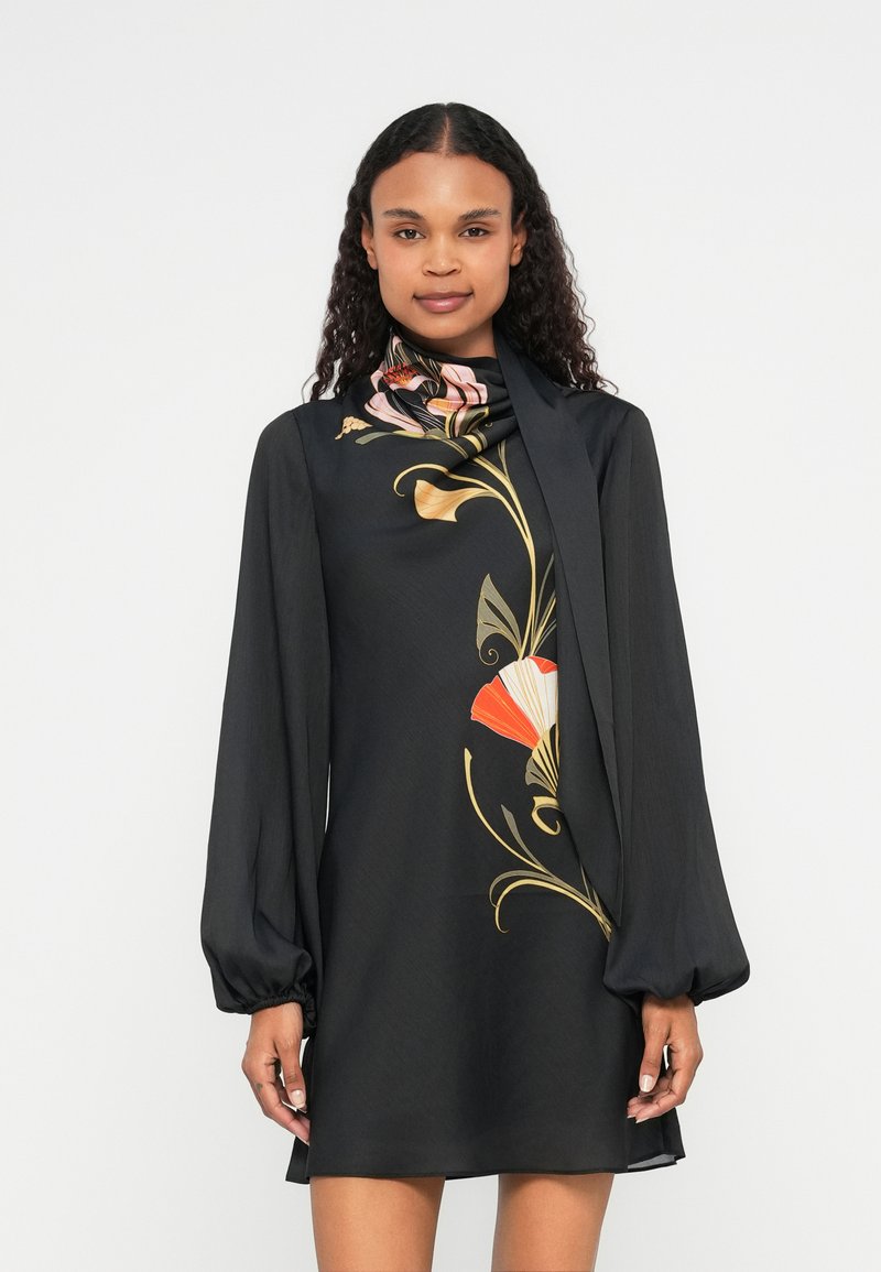 Rochie neagră din material neted, cu mâneci bufante lungi, gât înalt și modele florale vibrante în nuanțe de portocaliu, roz și verde.
